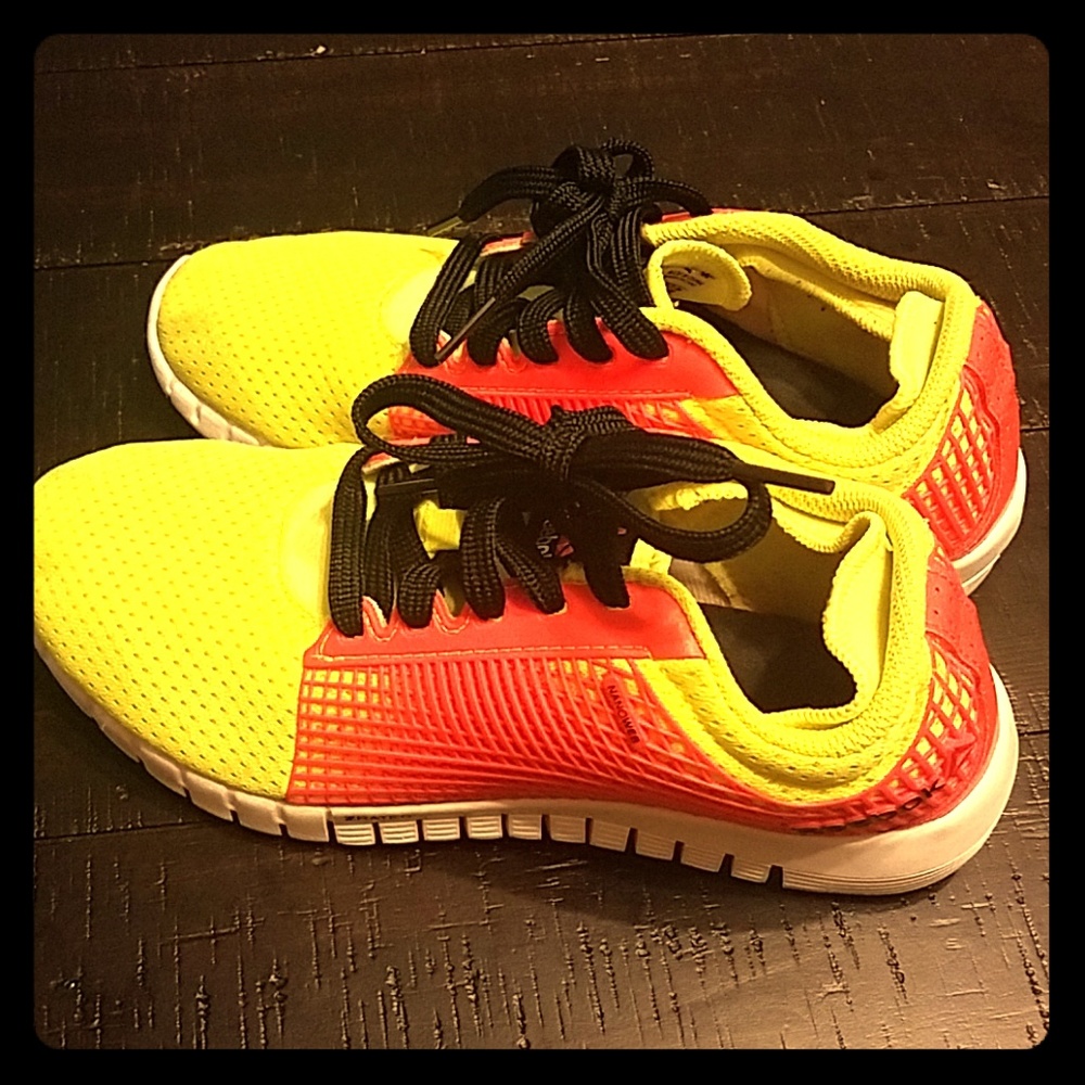 Reebok yellow running shoes 💛